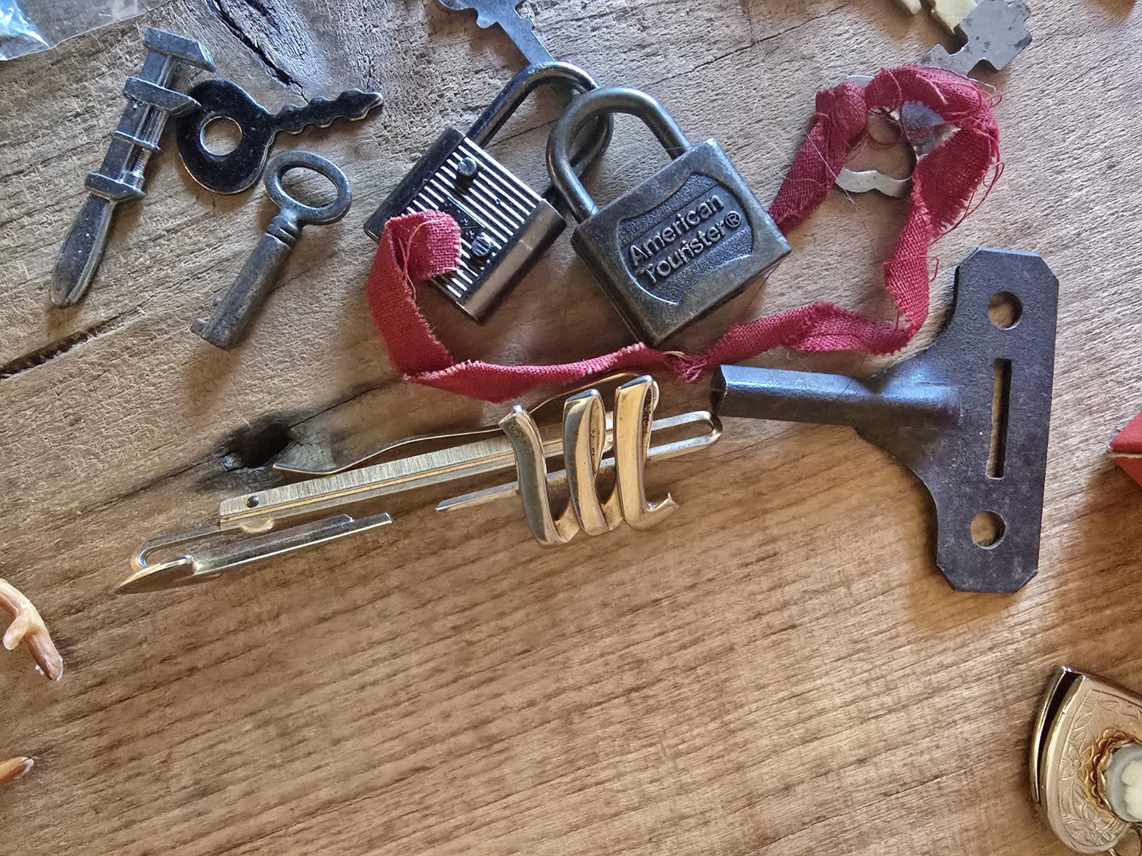 Random no Explanation! Vintage Smalls Lot junk Drawer santa keys Dice MISC ++
