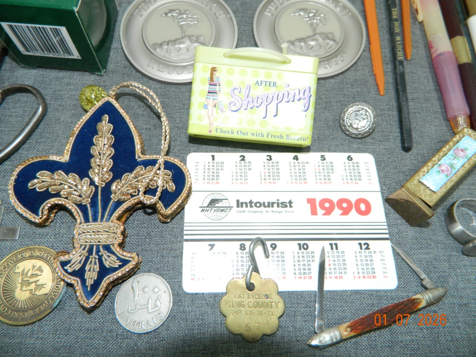 VTG JUNK DRAWER LOT PENS COINS KEYS KNIVES SUNGLASSES BOLO CLASP RING WATCH ECT