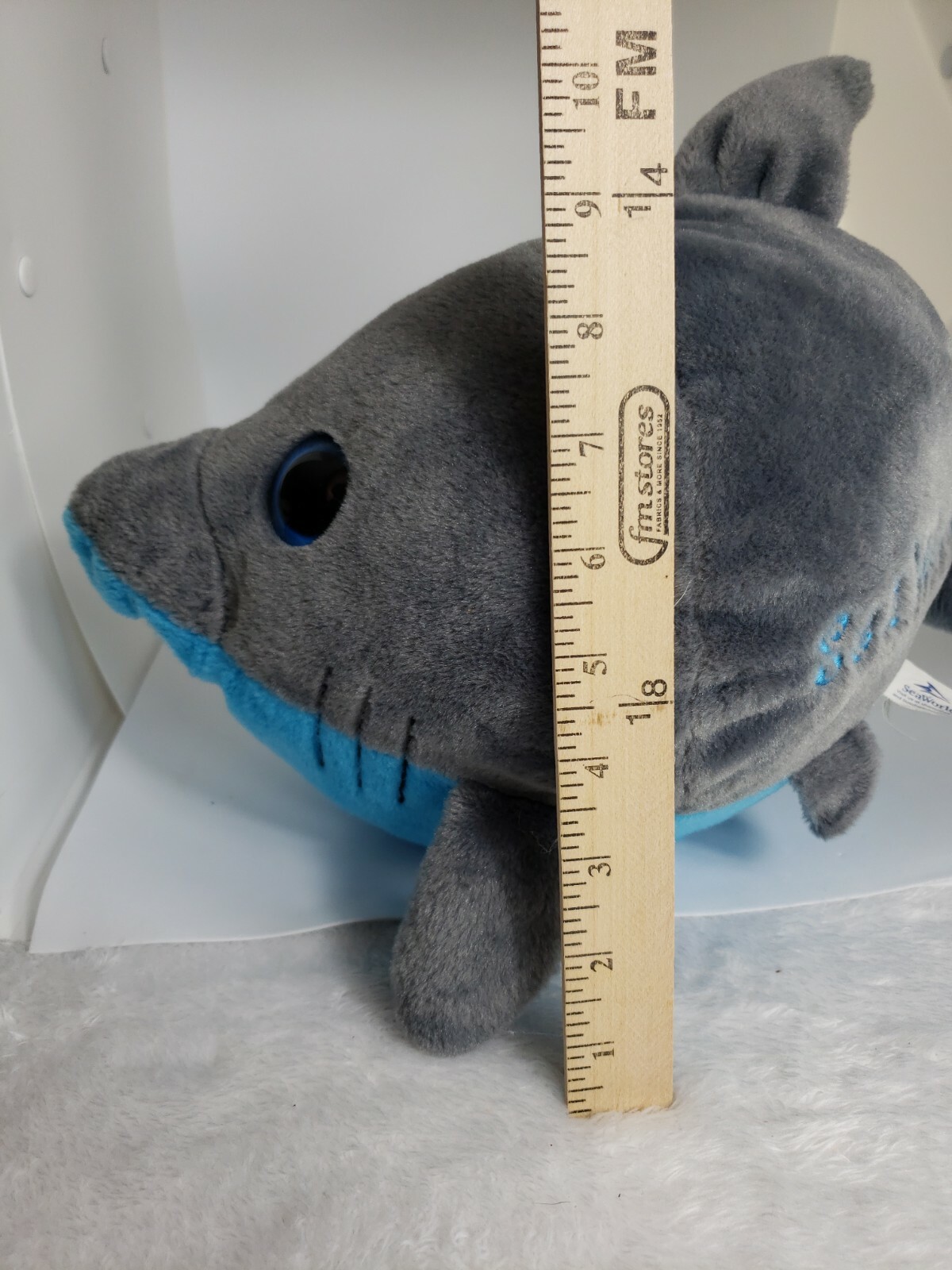 2013 Sea World Mako Shark Plush 10 inch gray blue stuffed animal unisex