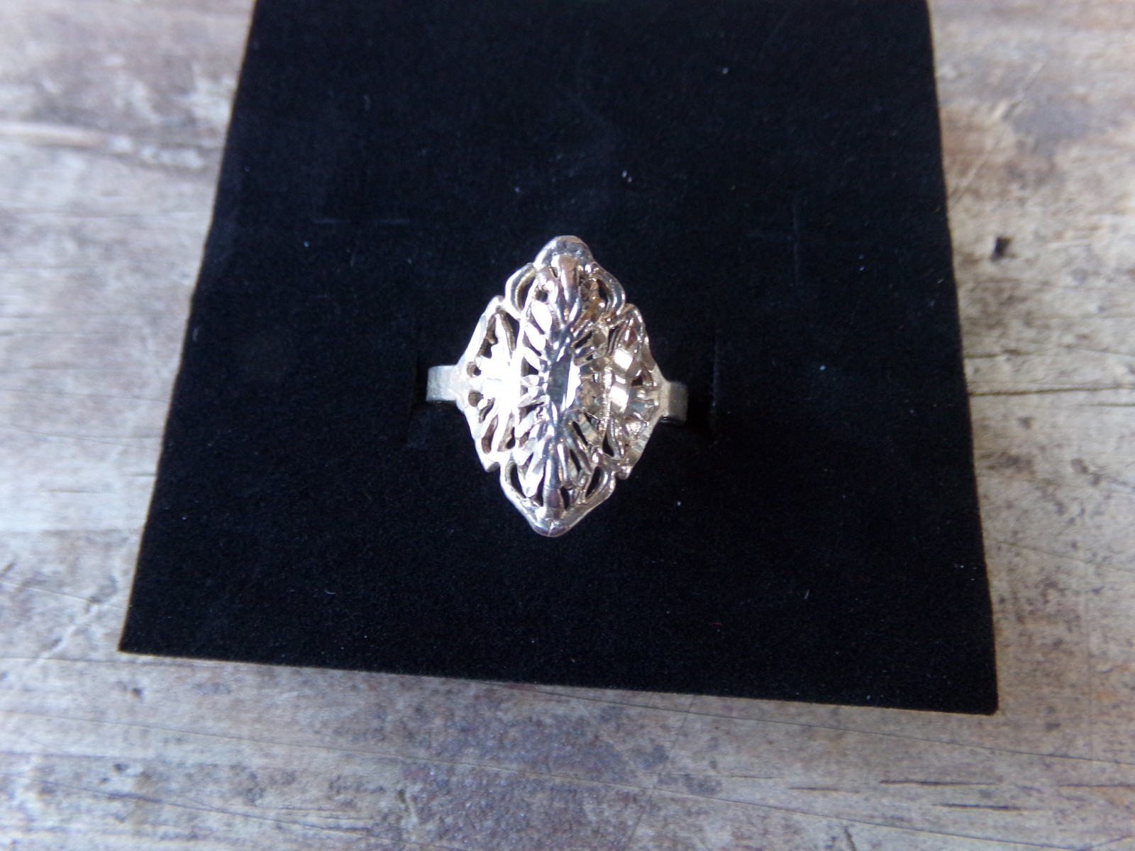Vintage 925 Solid Sterling Silver Ring Sz 8.