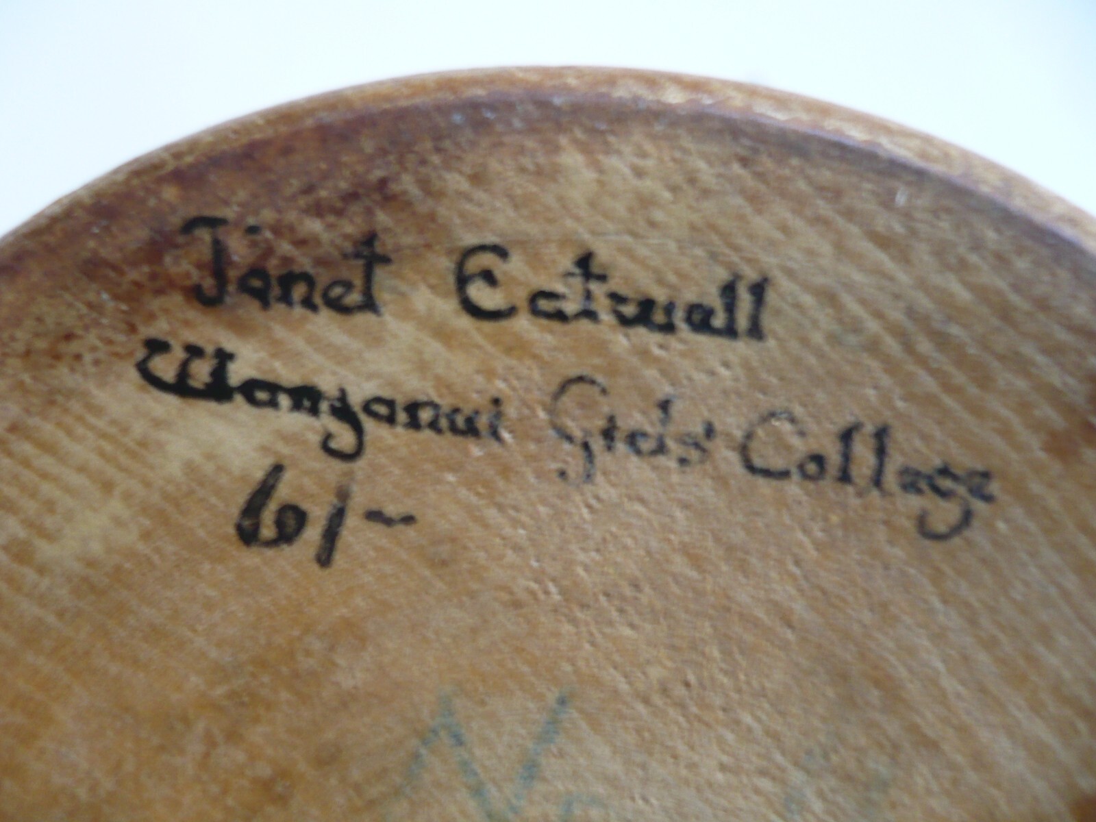 JANET EATWELL, 1961 CARVED HAND DECORATIVE WOOD CUP CURIO, Wanganul NEW ZEALAND