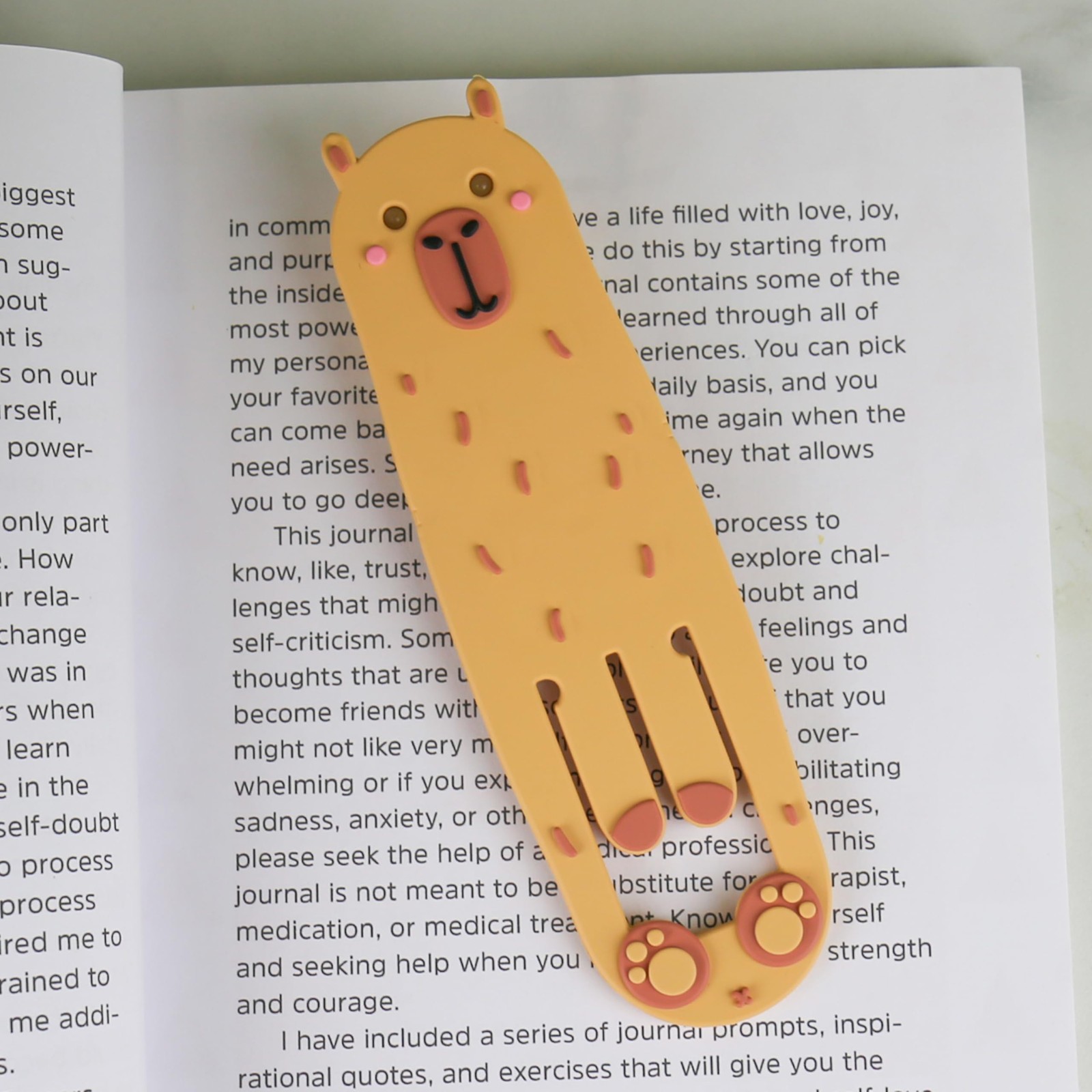 Gift Republic Capybara Booklight, Yellow
