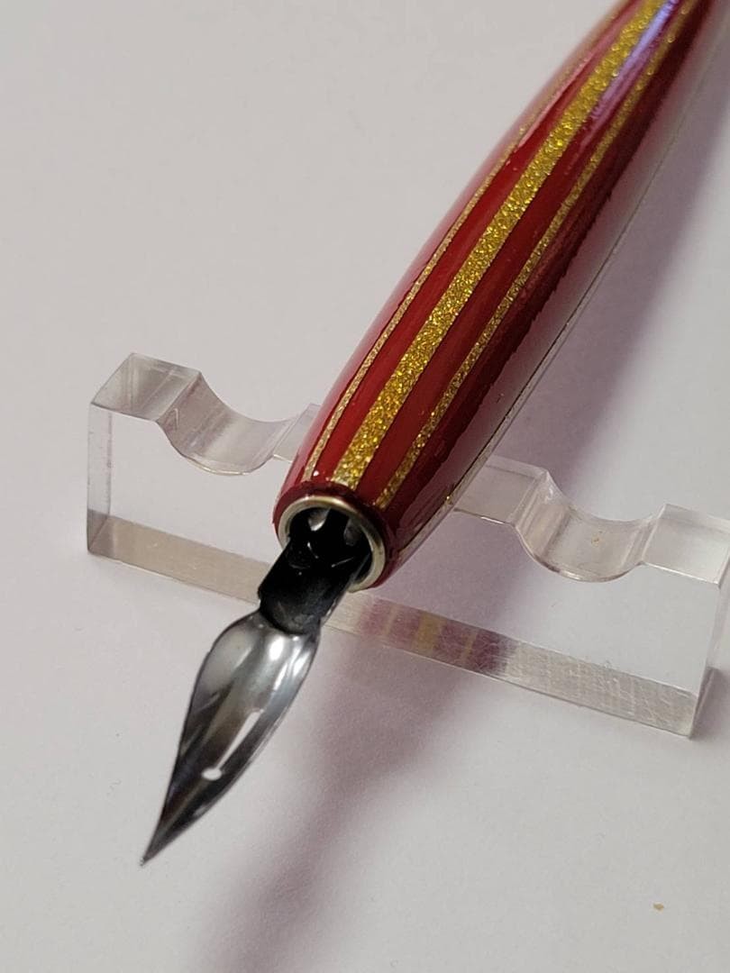 15. Lacquered pen barrel (red) “Vertical striped pattern” with gold lines for a