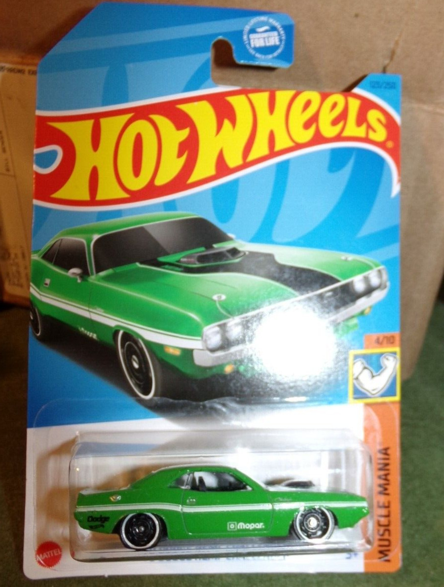 Hot Wheels ’70 Dodge Hemi Challenger Muscle Mania #4/10 Green Diecast 1:64 Scale