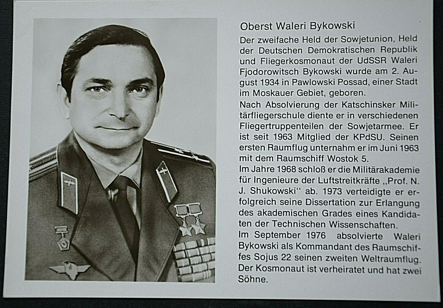 50747 Photo Postcard Colonel Waleri Bykowski Portrait With Text About Life GDR