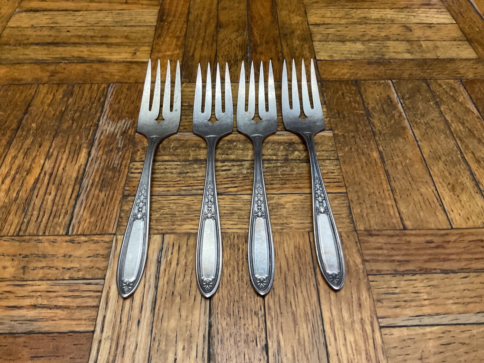 32 PC vintage flatware TUDOR PLATE Oneida Community Made