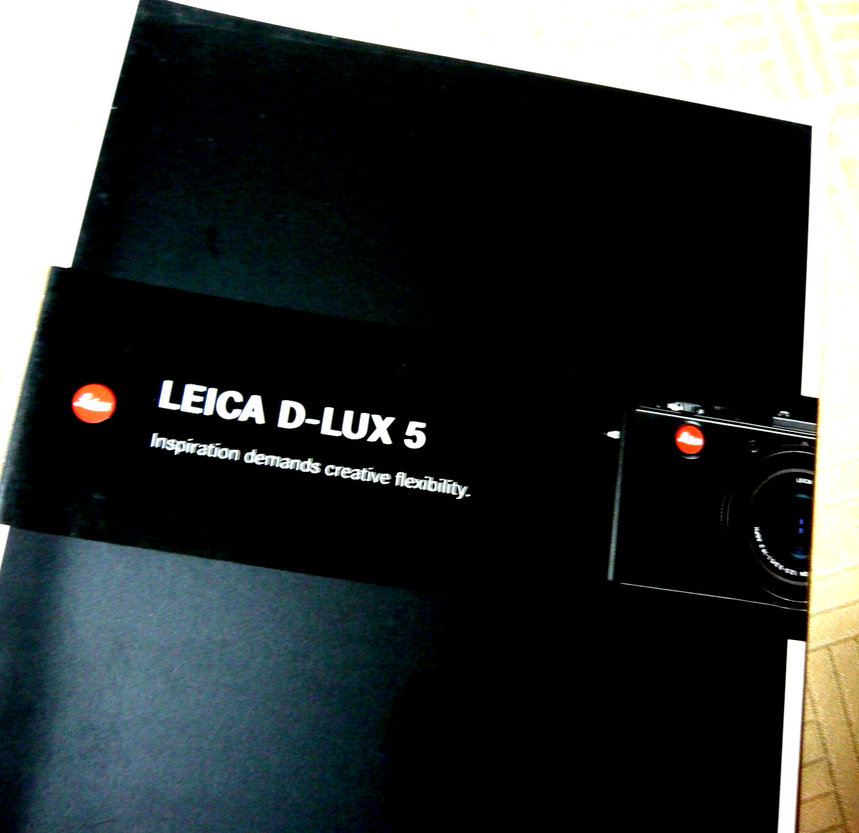 The Leica D Lux 5 camera , 28 page genuine publication, english. Superb!