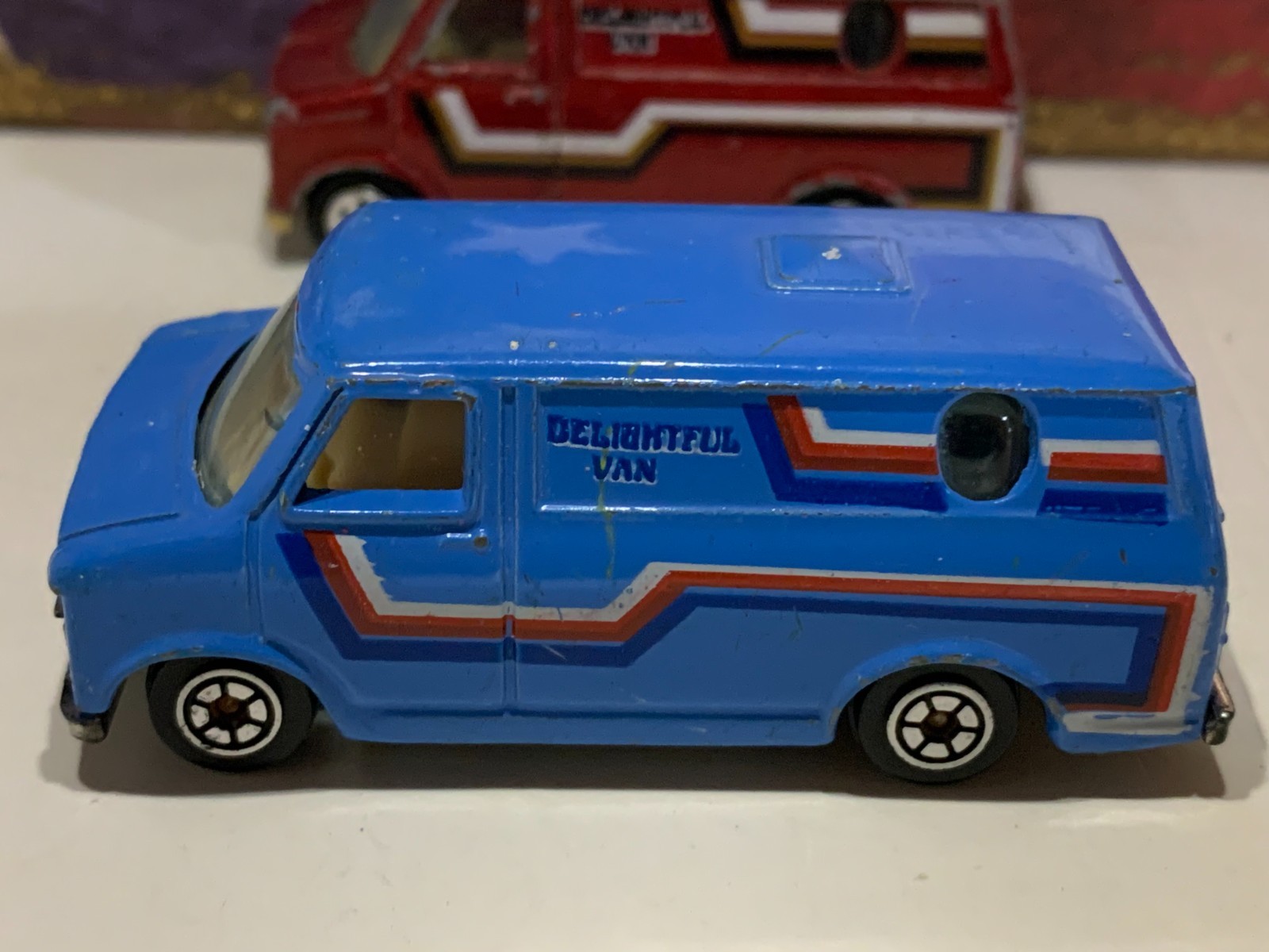 YATMING DELIGHTFUL VAN X2. DARK RED & BLUE