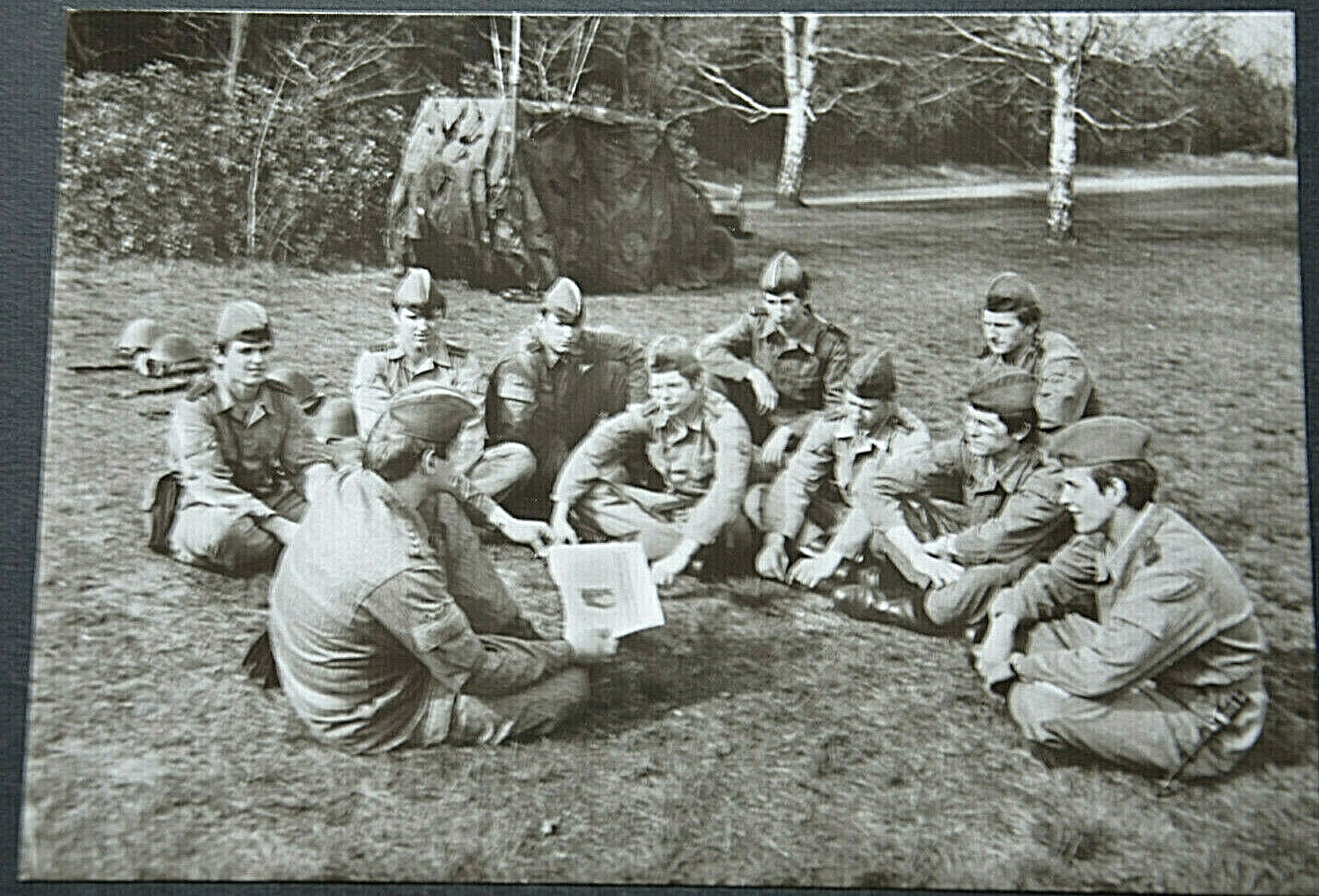 50796 Photo Postcard Soldiers Sitting On Grass And Being Taught GDR