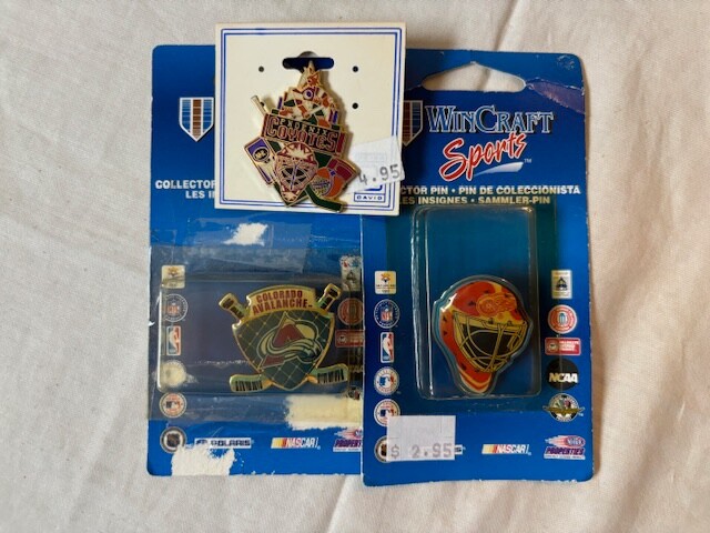 MISCELLANEOUS LOT Keychains & Pins of Various Teams ALL MINT