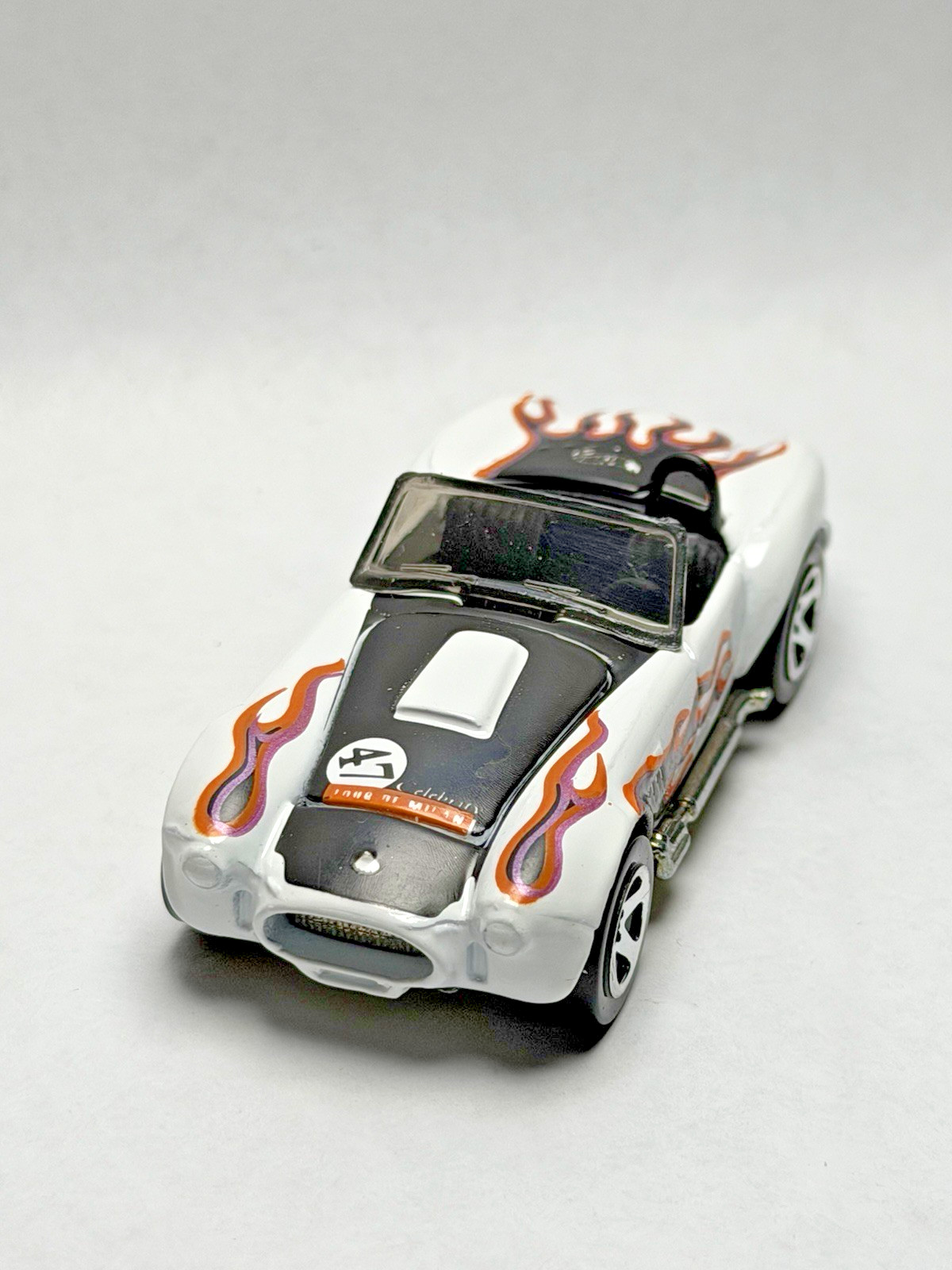 HOT WHEELS CLASSIC SHELBY COBRA 1982 WHITE/BLACK FLAMES 1:64 DIECAST LOOSE CAR